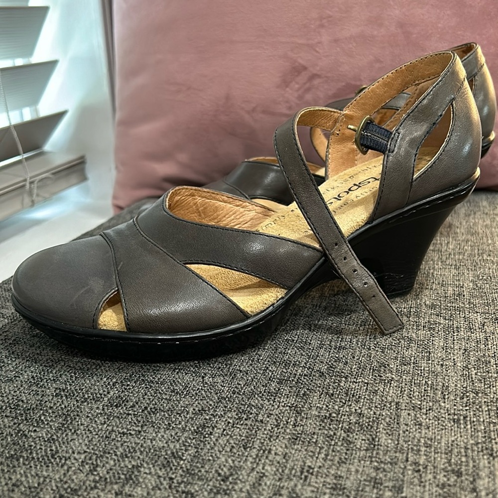 Gray summer Softspot pumps